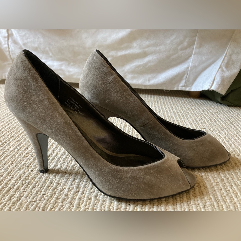 BCBG Max Azria Peep Toe Suede Leather 3" Heels Sz 6